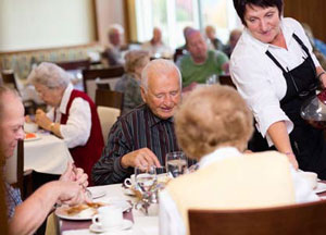 Salle à manger avec service aux tables